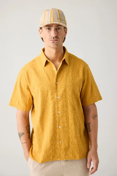 KnowledgeCotton Apparel KnowledgeCotton Apparel Herren vegan Hemd Relaxed Structure Kurzarm Amber Gold