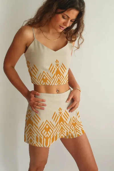 Averie Averie Damen vegan Crop Top Und Shorts Set Amber Gold Symmetrischer Druck Auf Blanc