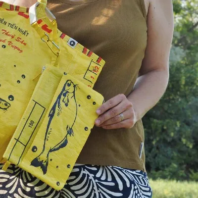 REFISHED fair fashion REFISHED fair fashion Tasche 'SOULMATE WATERPROOF' Limitierte Edition! - upcycelte Fischfuttersäcke