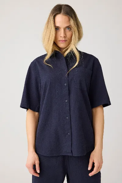 KnowledgeCotton Apparel KnowledgeCotton Apparel Damen vegan Shirt Loose Seersucker Kurzarm Night Sky Navy
