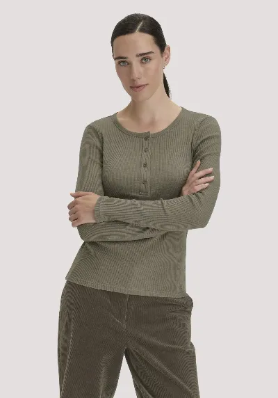 hessnatur hessnatur Damen Longsleeve Henley Slim aus Bio-Baumwolle - grün