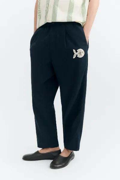 thinking mu Thinking MU Herren vegan Hose Marcelo Fisch Handbestickt Marineblau