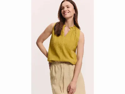 tranquillo tranquillo Bio-Damen-Musselin-Bluse Lauraa mit Detailausschnitt, avocado green,