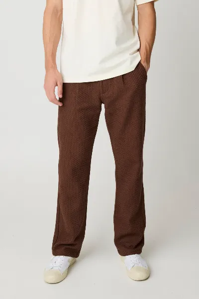 KnowledgeCotton Apparel KnowledgeCotton Apparel Herren vegan Hose, Figur Locker Struktur Rasiert Farbe Schokolade
