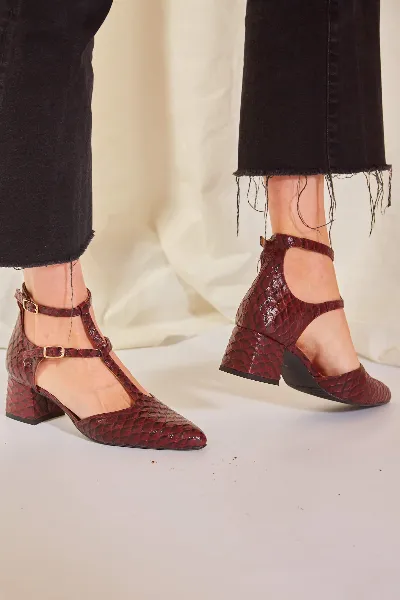 Momoc Momoc Damen vegan Pumps Schuppenmuster Burgund