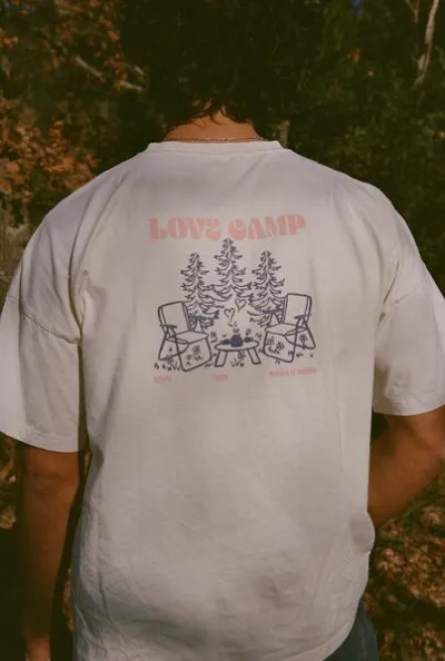 Nénés Nénés Unisex T-shirt Love Camp