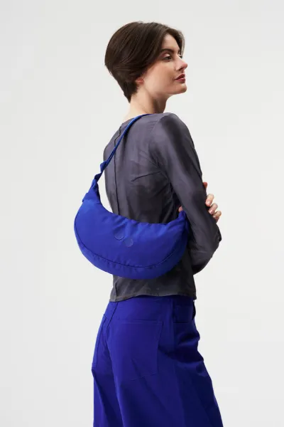 PINQPONQ pinqponq Damen vegan Tasche Cross Body Krumm Klein Ultimate Blau