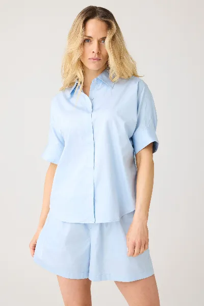 KnowledgeCotton Apparel KnowledgeCotton Apparel Damen vegan Kurzarmhemd Islet Regular Satin Skyway Blau