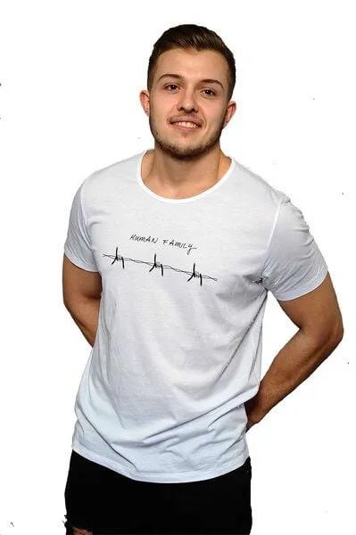 Human Family T-Shirt aus Bio-Baumwolle von Human Family Change Barbed