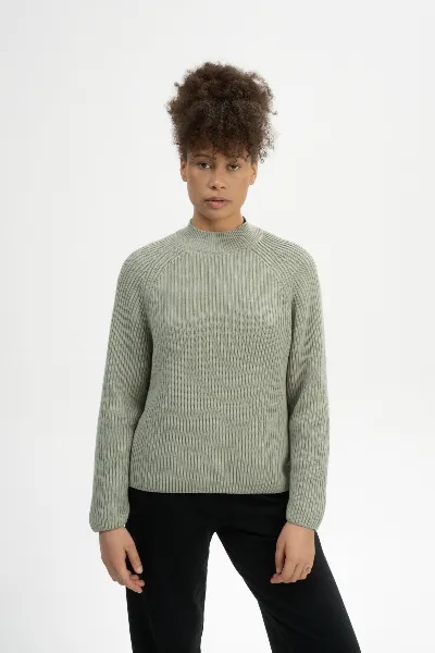 MELA MELA Damen vegan Strickpullover Rippe Stehkragen Analah Grün Lehm