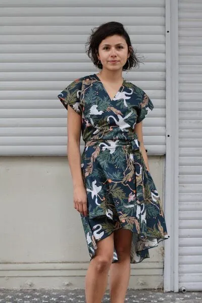 ManduTrap ManduTrap Wickelkleid Feline aus Bio-Baumwolle (kbA) mit Schwanenmuster - Nachhaltiges Sommerkleid