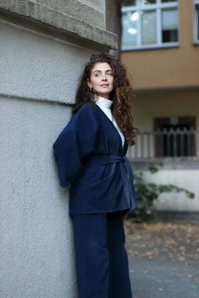 ManduTrap ManduTrap Elegante Kimonojacke aus Biobaumwolle – Cord in Grün, Blau oder Berry mit Gürtel und Taschen