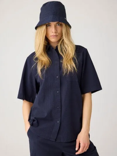 KnowledgeCotton Apparel KnowledgeCotton Apparel Lockere Seersucker-Bluse mit kurzen Ärmeln aus Bio-Baumwolle