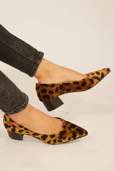Momoc Momoc Damen vegan Pumps Leopard Ferox Midi Braun/