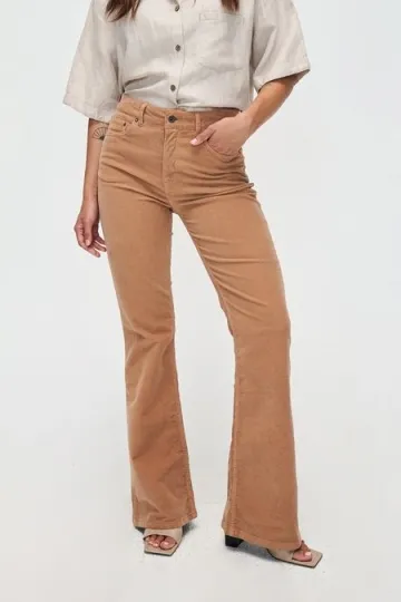 Kuyichi Kuyichi Damen vegan Jeans Flare Lisette Baby Cord Schwarzer Tee Braun