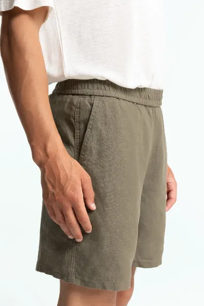 Kings Of Indigo Kings of Indigo Herren vegan Shorts Bidatsu Bungee Cord Dunkel Oliv