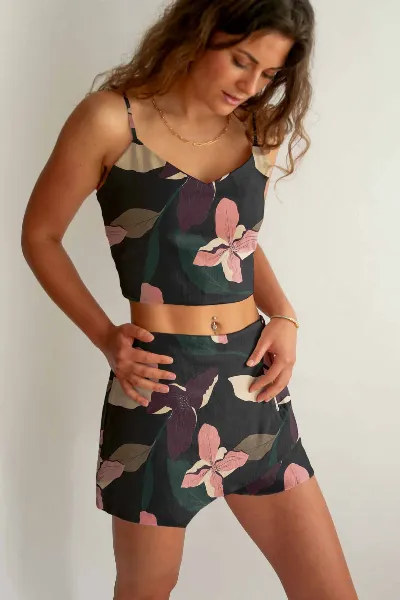 Averie Averie Damen vegan Crop Top Und Shorts Set Athena Lily Posy Druck Auf Grün