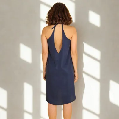 ManduTrap ManduTrap „Tamira“ – Kurzes Trägerkleid aus TENCEL – Blau, tiefer Rückenausschnitt
