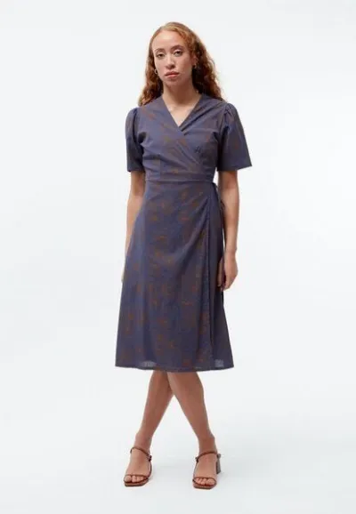 Givn Berlin Givn Berlin Wickelkleid GBBABETTE aus Bio-Baumwoll Crepe - Nightshade Blue (Outlines)