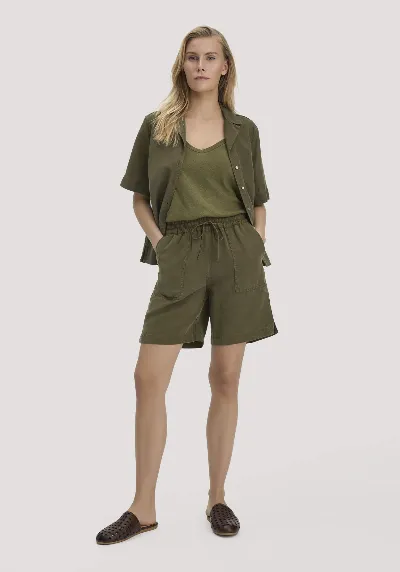 hessnatur hessnatur Damen Shorts Relaxed aus weichem TENCEL Lyocell mit Leinen - grün