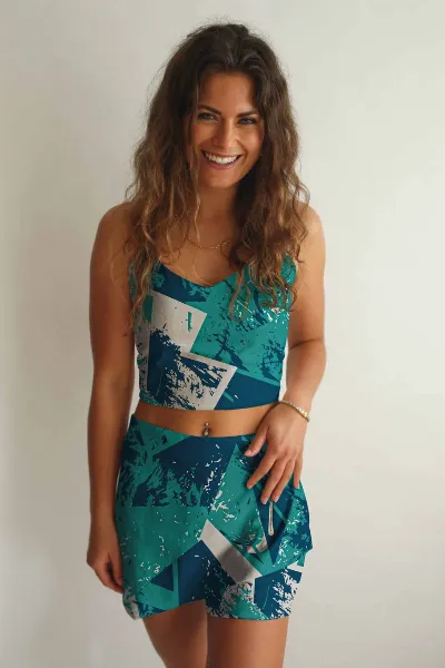 Averie Averie Damen vegan Crop Top Und Shorts Set Antea Aqua Und Blauer Pinsel Druck