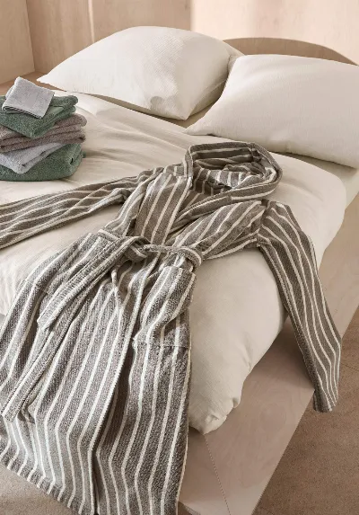 hessnatur hessnatur langer Bademantel Relaxed Streifen aus Bio-Baumwolle - beige