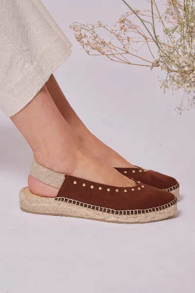 Momoc Momoc Damen vegan Sandalen Nieten Cognac