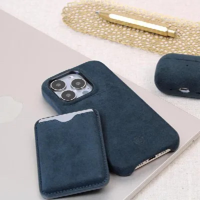 GOOD WILHELM GOOD WILHELM MagSafe Wallet JULIUS aus italienischem Alcantara – Veganer, handgefertigter Luxus
