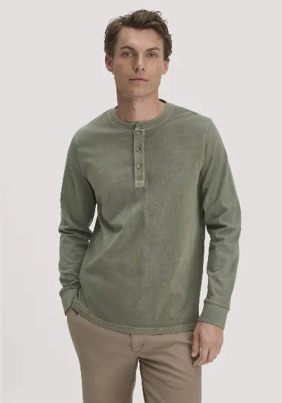 hessnatur hessnatur Herren Henley Longsleeve Relaxed aus Bio-Baumwolle - grün