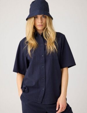 KnowledgeCotton Apparel Lockere Seersucker-Bluse mit kurzen Ärmeln aus Bio-Baumwolle