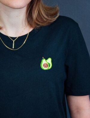 sticknic T-Shirt mit Avocado Motiv gestickt – Minimalistische Stickerei – Auch als Geschenk