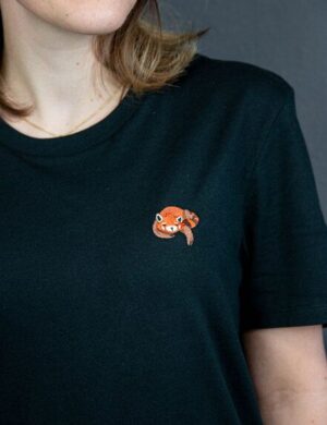 sticknic T-Shirt mit Rotem Panda Motiv gestickt – Minimalistische Stickerei – Auch als Geschenk