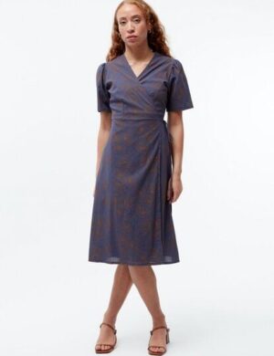 Givn Berlin Wickelkleid GBBABETTE aus Bio-Baumwoll Crepe – Nightshade Blue (Outlines)