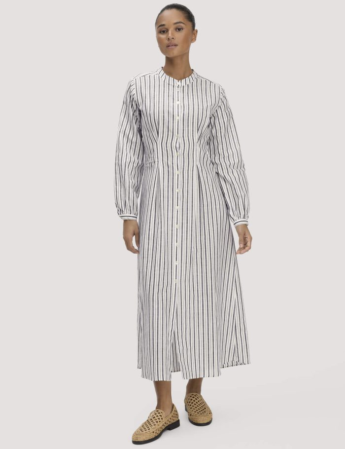 hessnatur Damen Hemdblusenkleid mit Taillierung Maxi aus Bio-Baumwolle mit Leinen - weiß