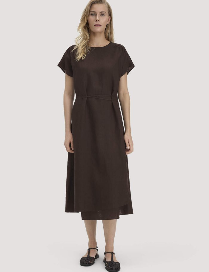 hessnatur Damen Kleid mit Wickeloptik Midi aus Leinen - braun