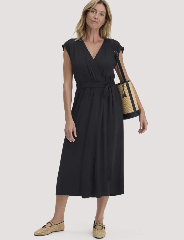 hessnatur Damen Kleid mit Wickeloptik Midi aus LENZING™ ECOVERO™ hessnatur Damen Kleid mit Wickeloptik Midi aus LENZING™ ECOVERO™