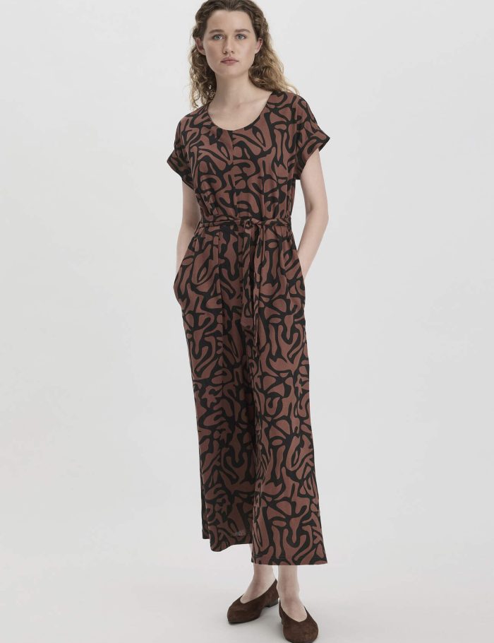 hessnatur Damen Print Jersey Jumpsuit Oversize aus Bio-Baumwolle - braun hessnatur Damen Print Jersey Jumpsuit Oversize aus Bio-Baumwolle - braun