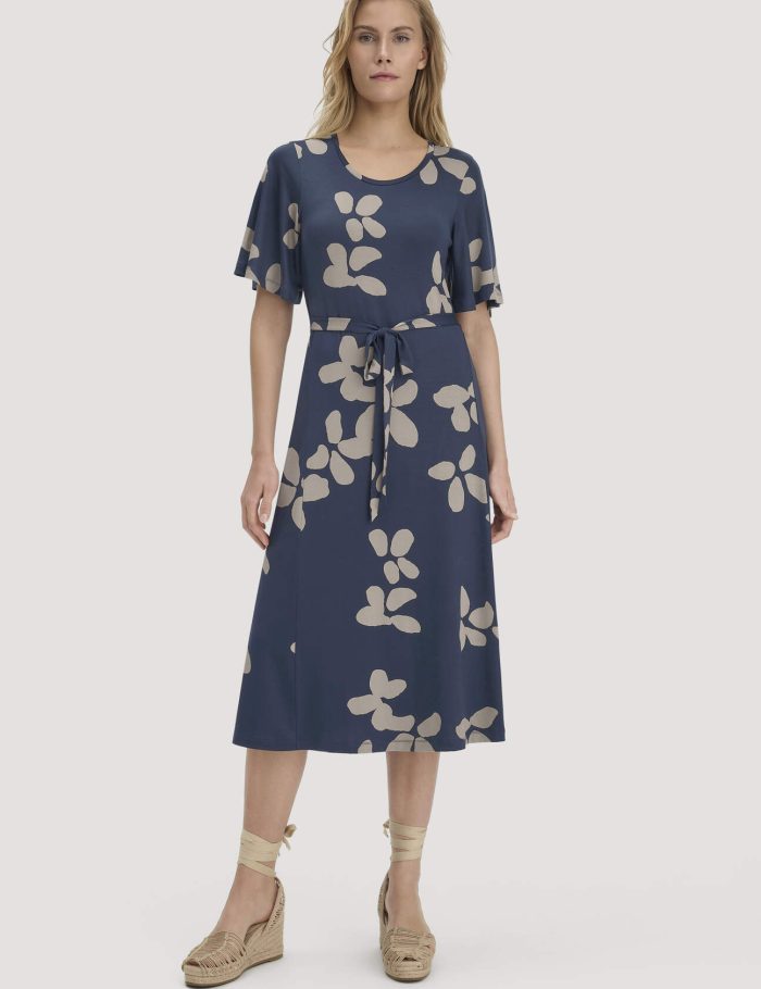 hessnatur Damen Print Jersey Kleid kniebedeckend Slim aus TENCEL™ Lyocell - blau hessnatur Damen Print Jersey Kleid kniebedeckend Slim aus TENCEL™ Lyocell - blau