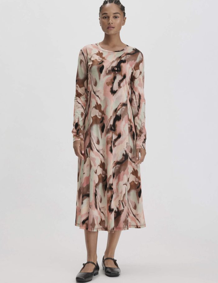 hessnatur Damen Print Premium Light Jersey Kleid Midi Slim aus Bio-Baumwolle - braun
