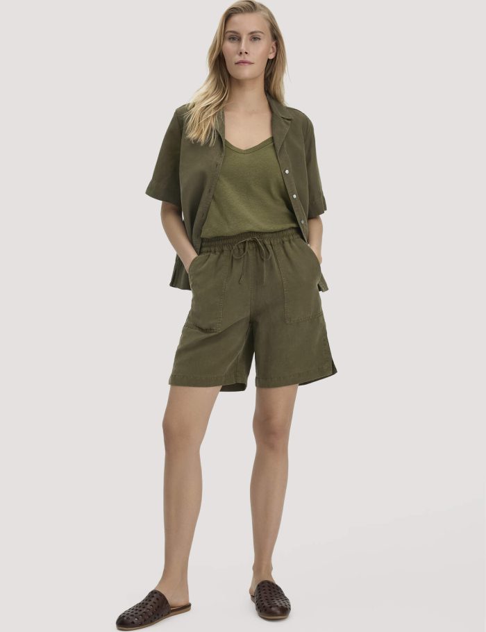 hessnatur Damen Shorts Relaxed aus weichem TENCEL Lyocell mit Leinen - grün
