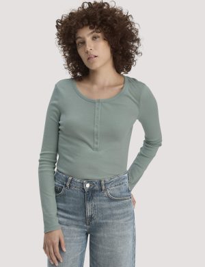 hessnatur Damen Softrib Longsleeve Henley Fitted aus Bio-Baumwolle und Tencel™ Modal - grün